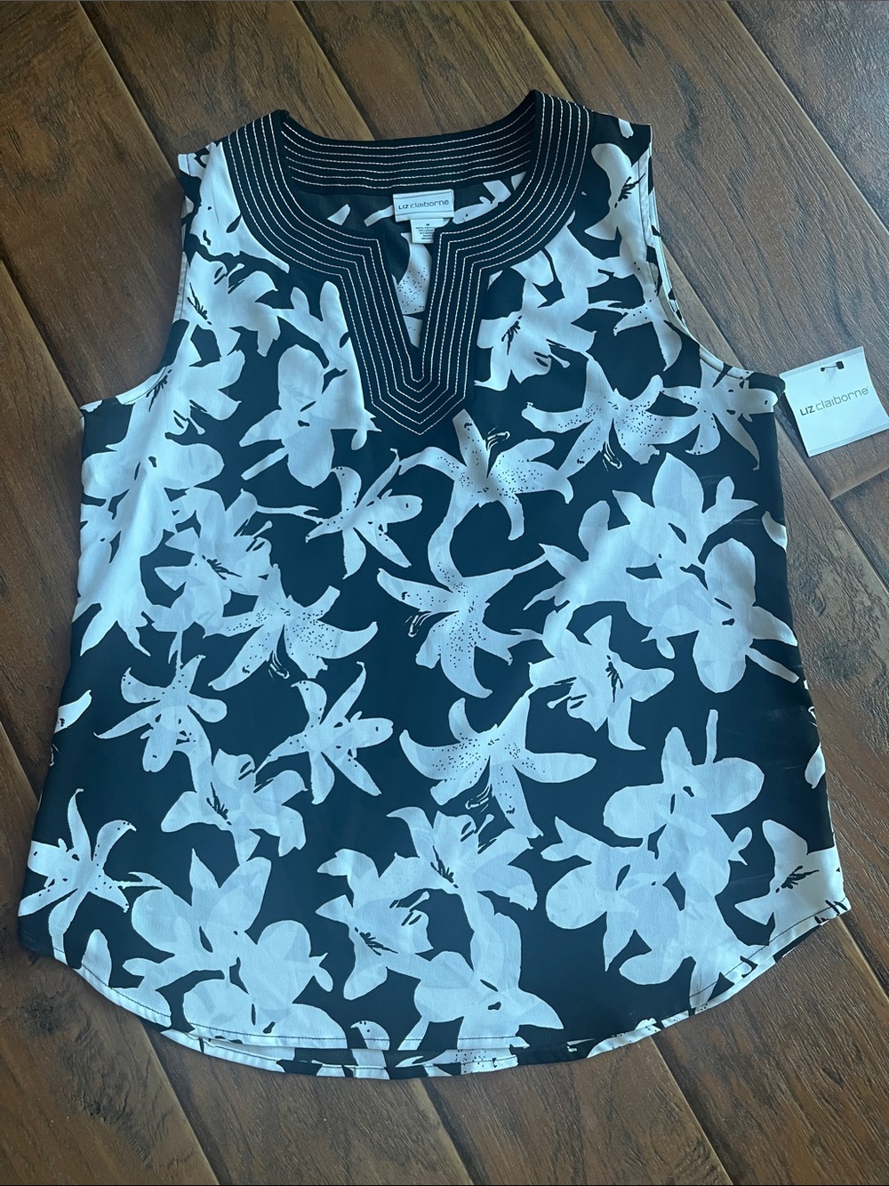 NWT Liz Claiborne Black and White Floral Split V-Neck Sleeveless Top Size Medium